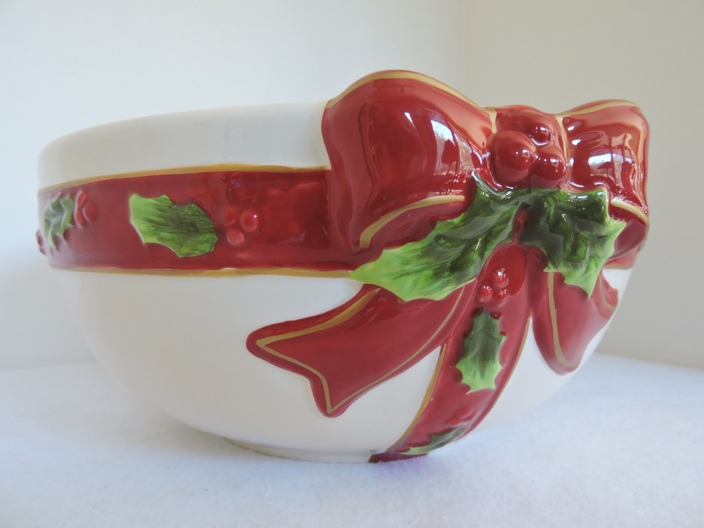 ST NICHOLAS SQUARE Holly Jolly 10.75" Round Serving BOWL EUC
