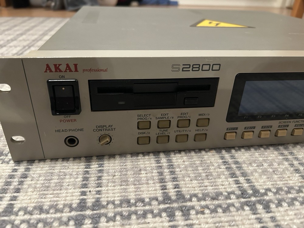 AKAI Professional S2800 MIDI Stereo Digital Rack Sampler