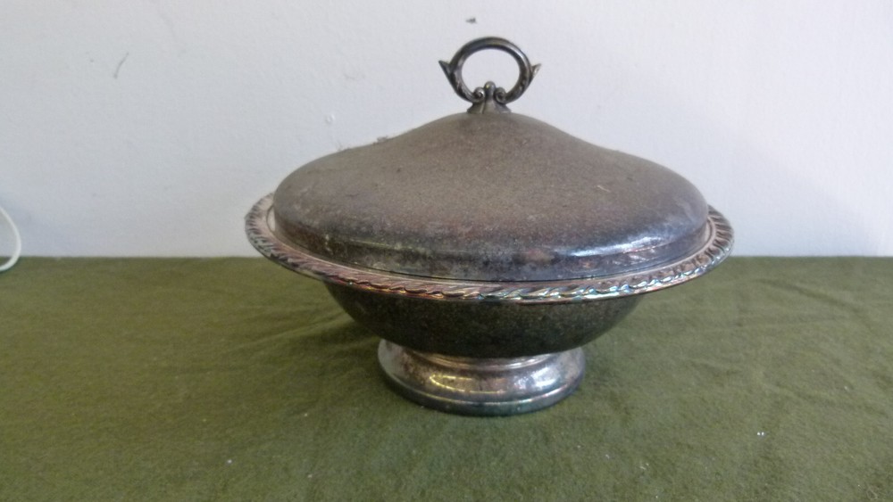 WM Rogers by Oneida LTD Silversmiths Lidded Silver Plated Serving Footed Dish