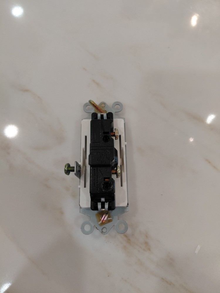 4 On/Off Grounded Switch (White) Mfg. 610751