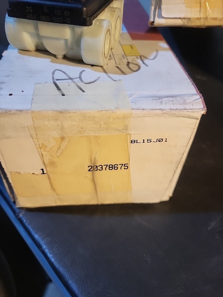 New Meritor Wabco Leveling Valve VO 20378675