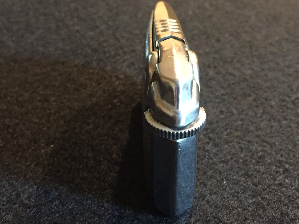 Varaflame Ronson 1950s tailfin lighter / Sleek and Cool!