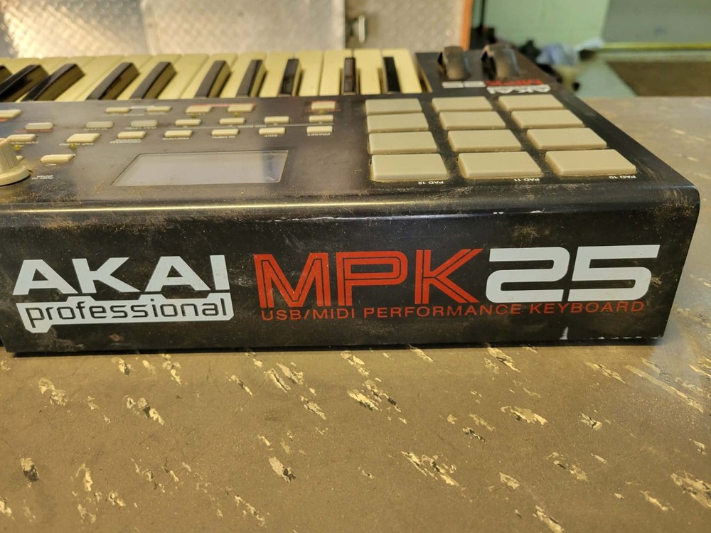 AKAI professional mpk25 usb/midi performance keyboard