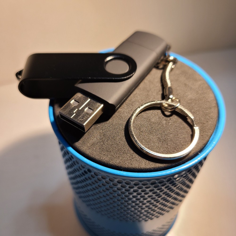 128GB Sleeved USB Flash Drive with Keychain and Clasp Features.