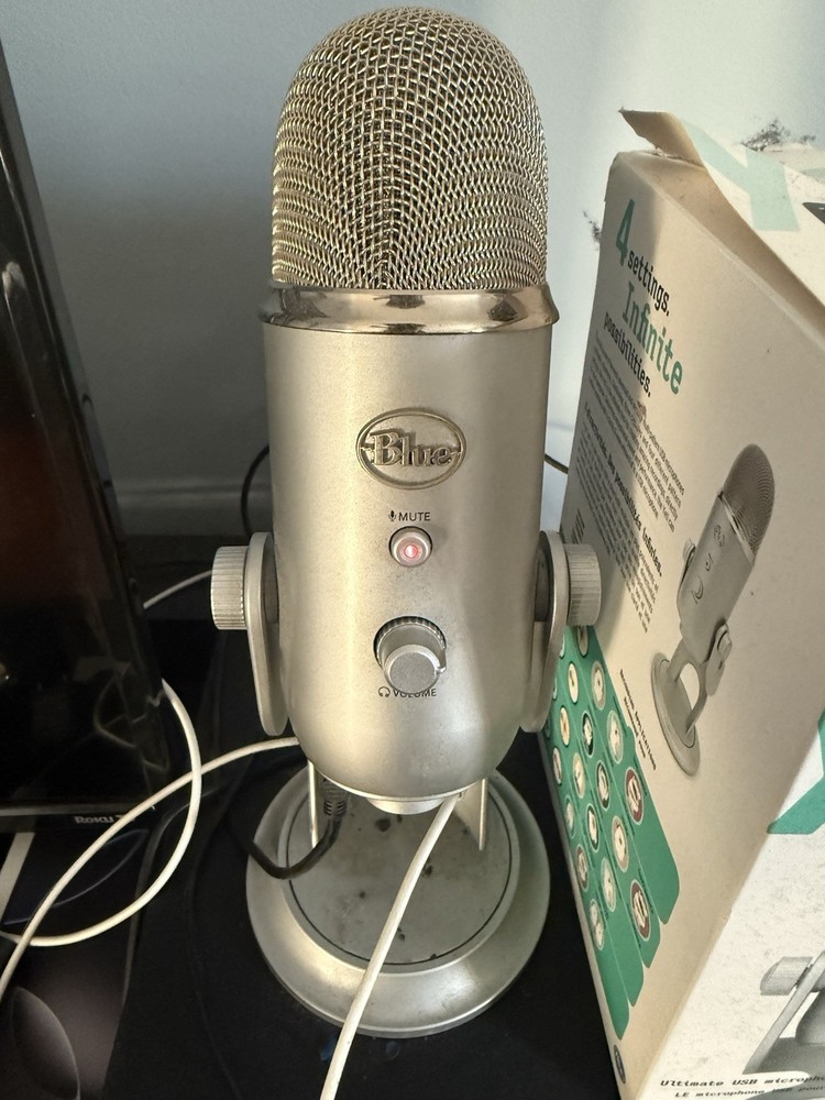 Blue Yeti USB Desktop Microphone Silver Mute Switch Volume Control