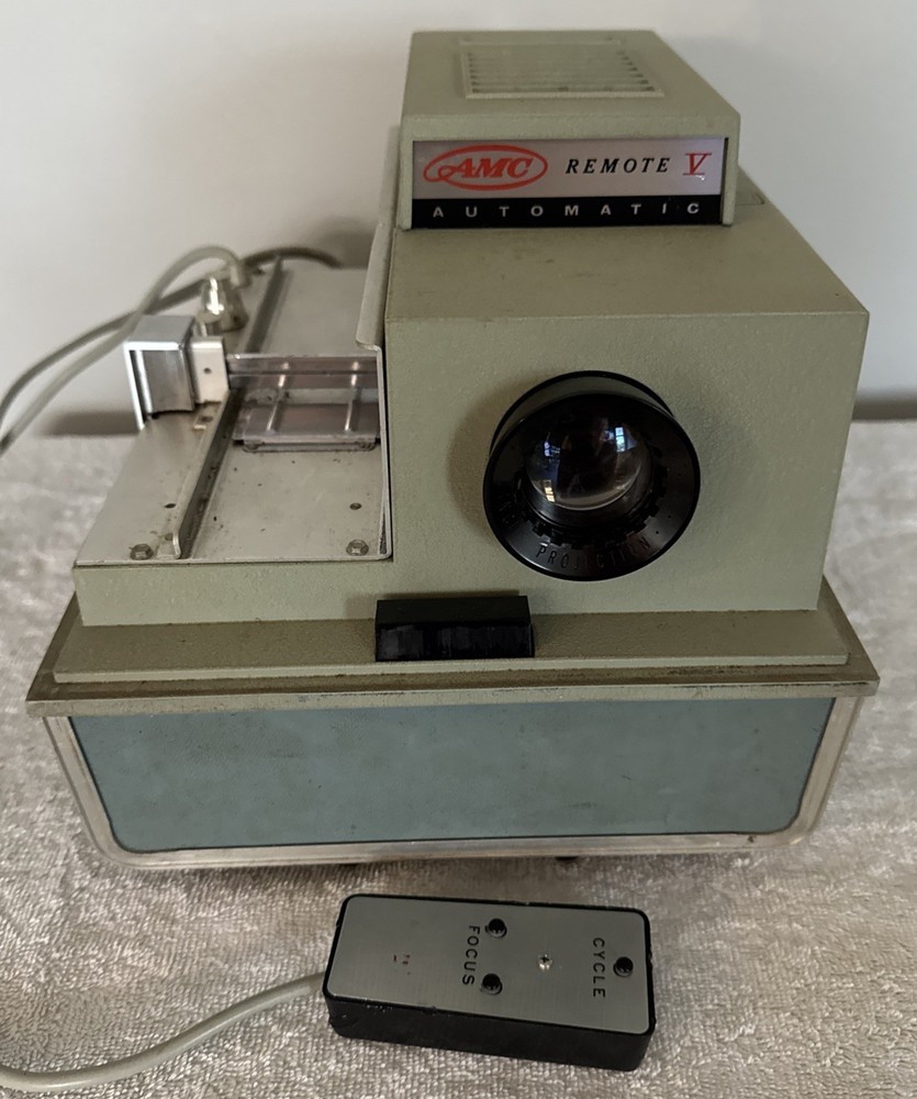 Argus AMC 559 Remote V Auto Projector With Case Power Cord & Remote Powers On