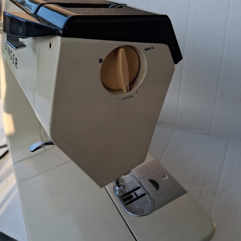 Singer Touch Tronic 2000 Memory Sewing Machine w/Accessories Tested Works