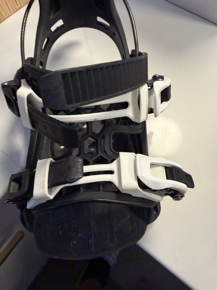 Flow Medium Snowboard Bindings Black/White Ankle Buckles 4x4 Mount