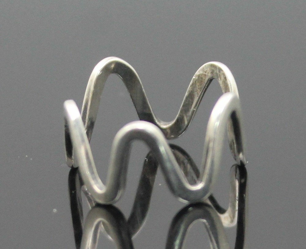 ENCHANTING HIGHLY POLISHED MODERNIST PULSE STERLING SILVER RING SIZE 7