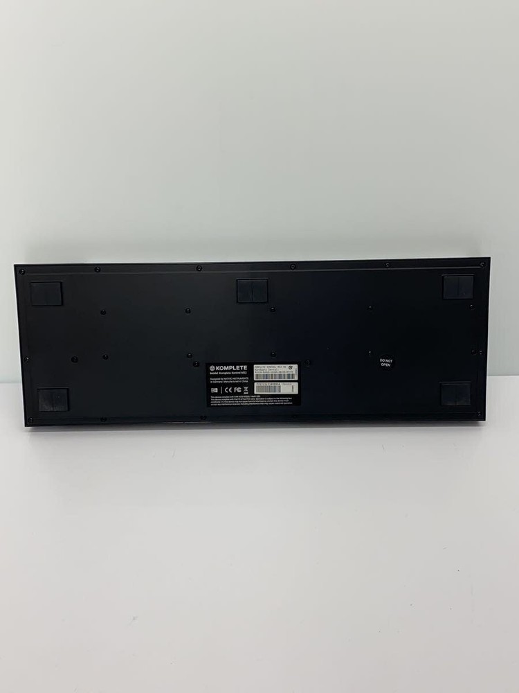 NATIVE INSTRUMENTS Synthesizer M32 MIDI Keyboard Used