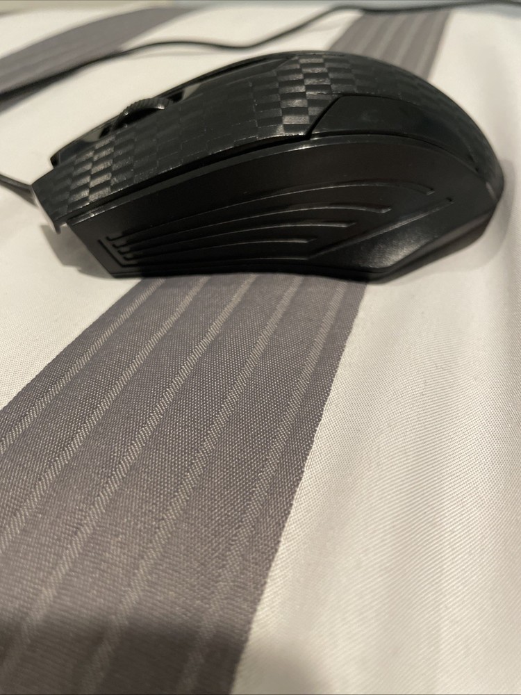 Black Unbranded Carbon Fiber Pattern Wired Gaming Mouse 3 Buttons