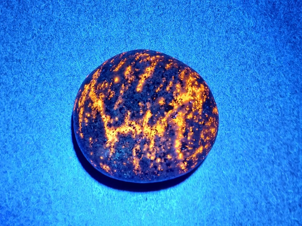 Fluorescent Sodalite ( Yooperlite )   0.6 oz.  A Small Bright Beutiful Stone