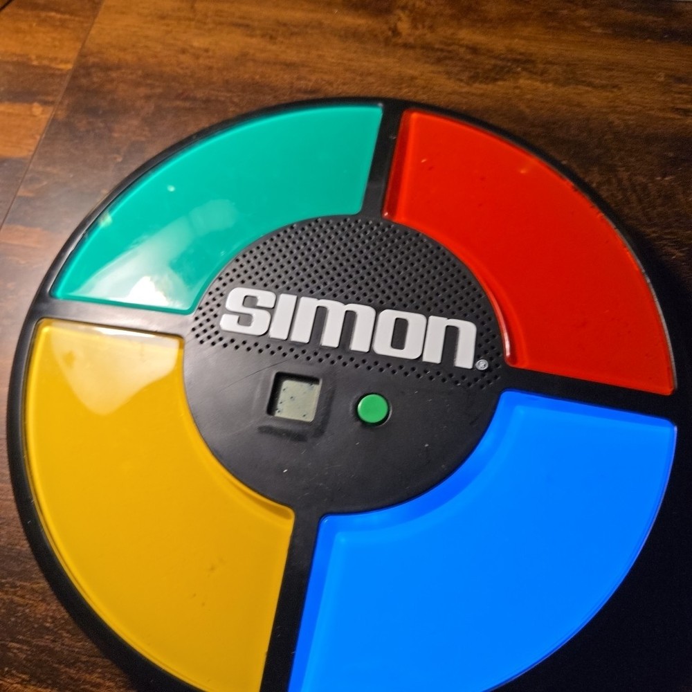 Milton Bradley Simon Game Working. Great Condition