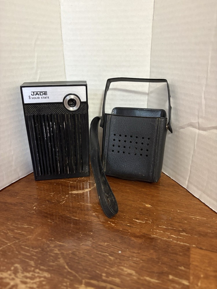 Jade 8 solid state AM transistor radio with case tested working