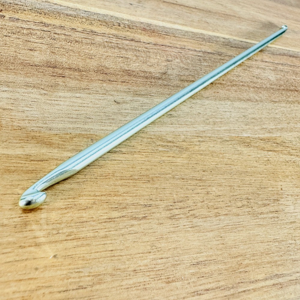 Double Ended Crochet Hook UNKNOWN SIZE Unbranded Green 9.75" long