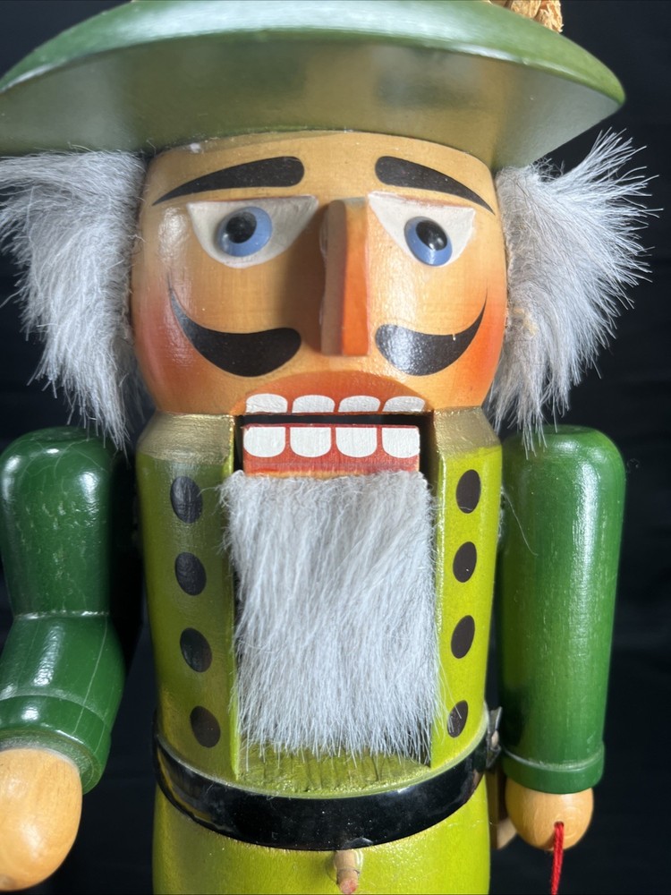 Nutcracker, Steinbach, The Hunter Read