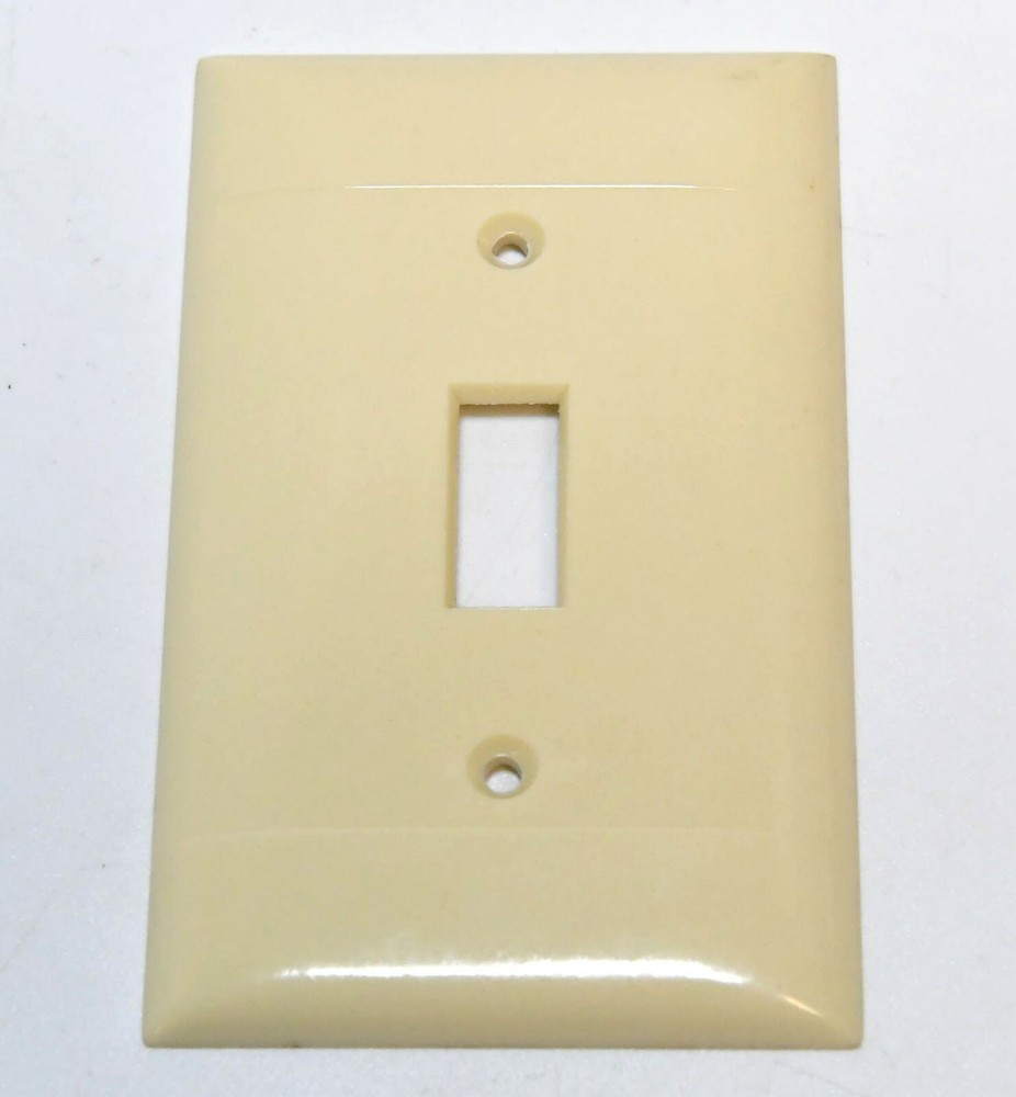 VINTAGE SIERRA IVORY BAKELITE SINGLE TOGGLE LIGHT SWITCH PLATE NOS