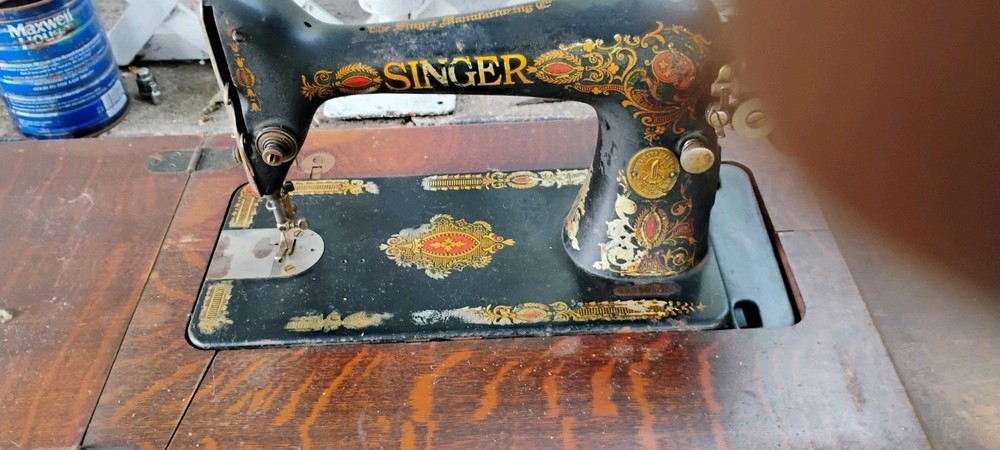 Vintage SINGER Sewing Machine Table & Sewing Machine