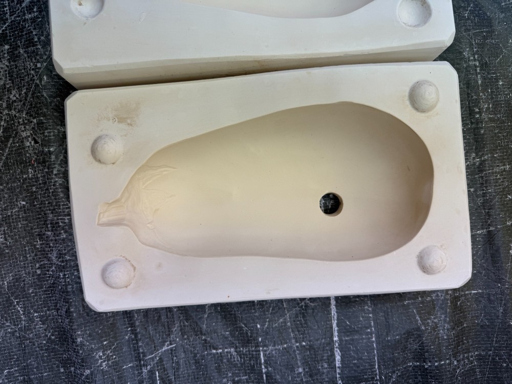 VINTAGE BOOTHE CERAMIC MOLD #702 EGGPLANT