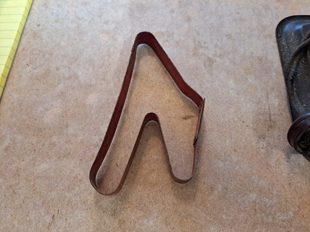 VINTAGE LINDSTROM 16MM PROJECTOR - HAND CRANK