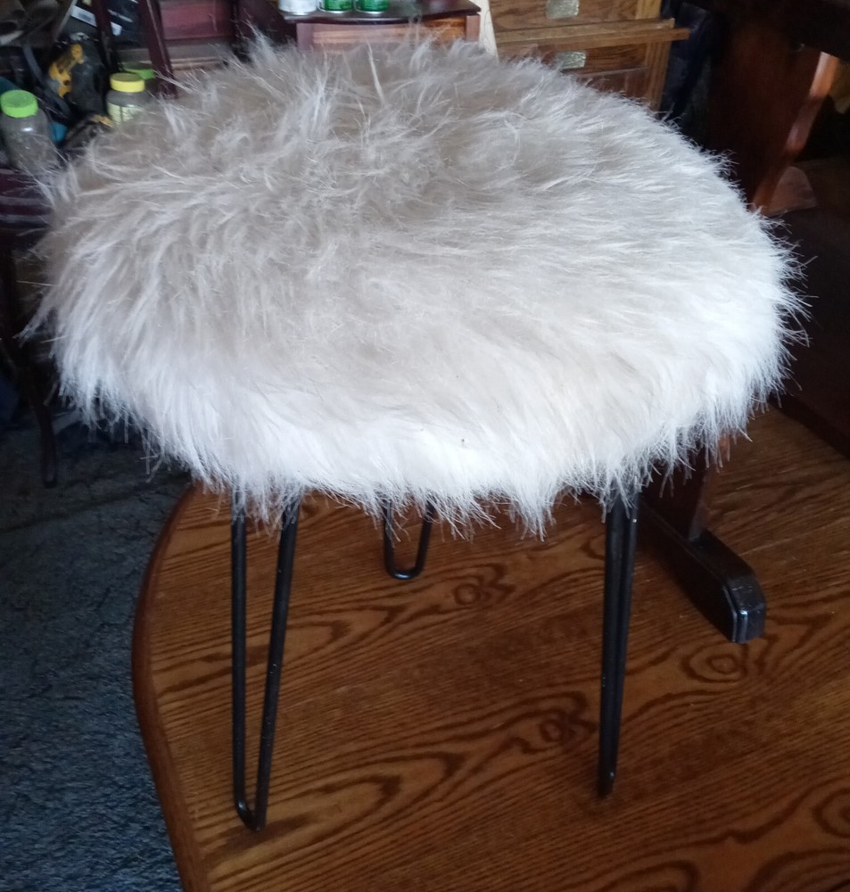 White Fur Vanity Bench (RP) (VB-1)