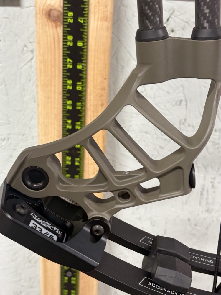 Prime Divide 33/6 Rh 70 Pound Morel/Black Compound Bow