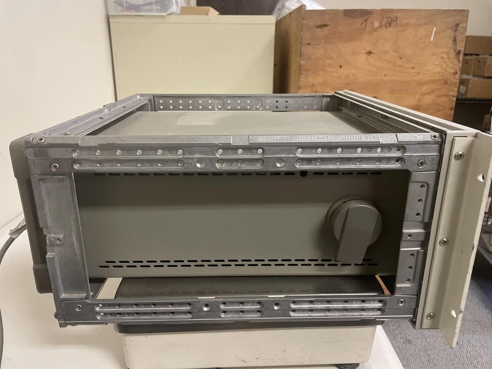 HP 8590B SPECTRUM ANALYZER W/19'' RACKMOUNTABLE FRAME