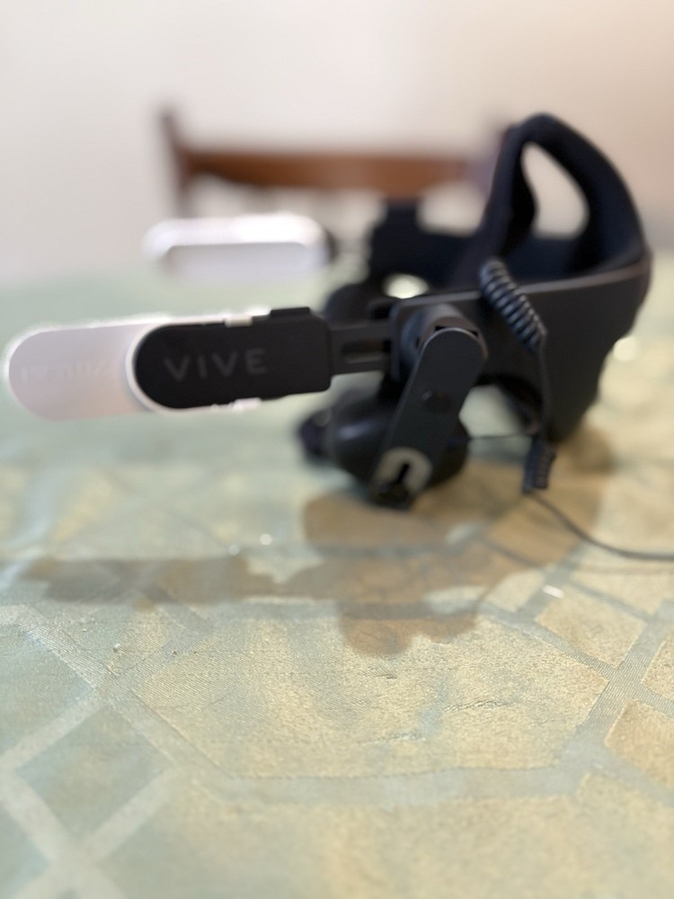 Meta Quest 2 + Controllers (Virtual Reality Gaming Accessory Bundle - 128gb