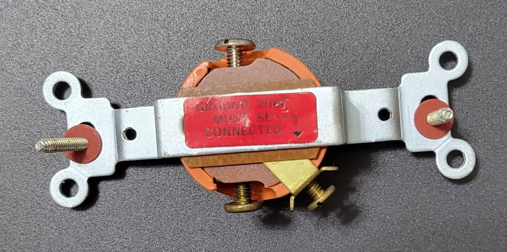 Hubbled single outlet 3-wire grounding IG 5251