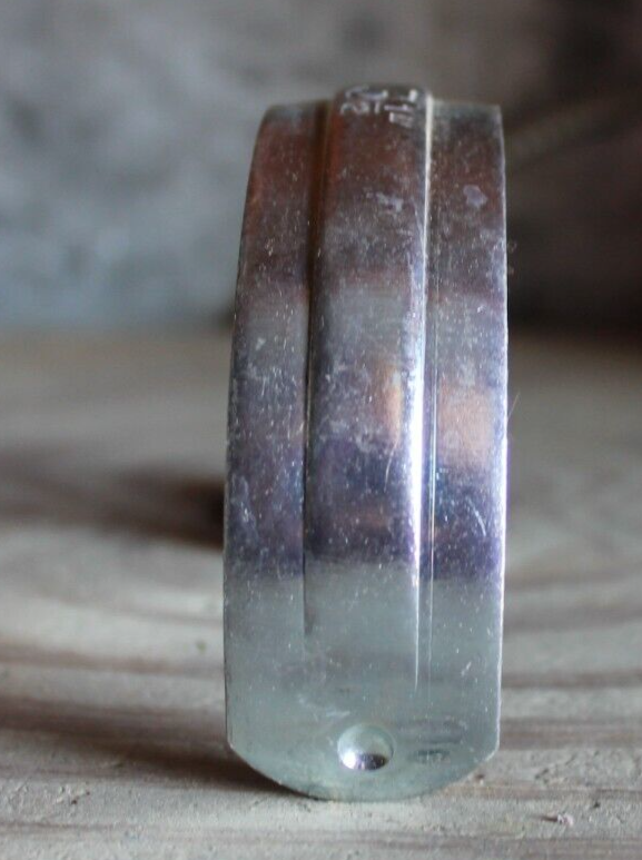 New Unbranded Ridged 3-1/2" 1-Hole Pipe Strap