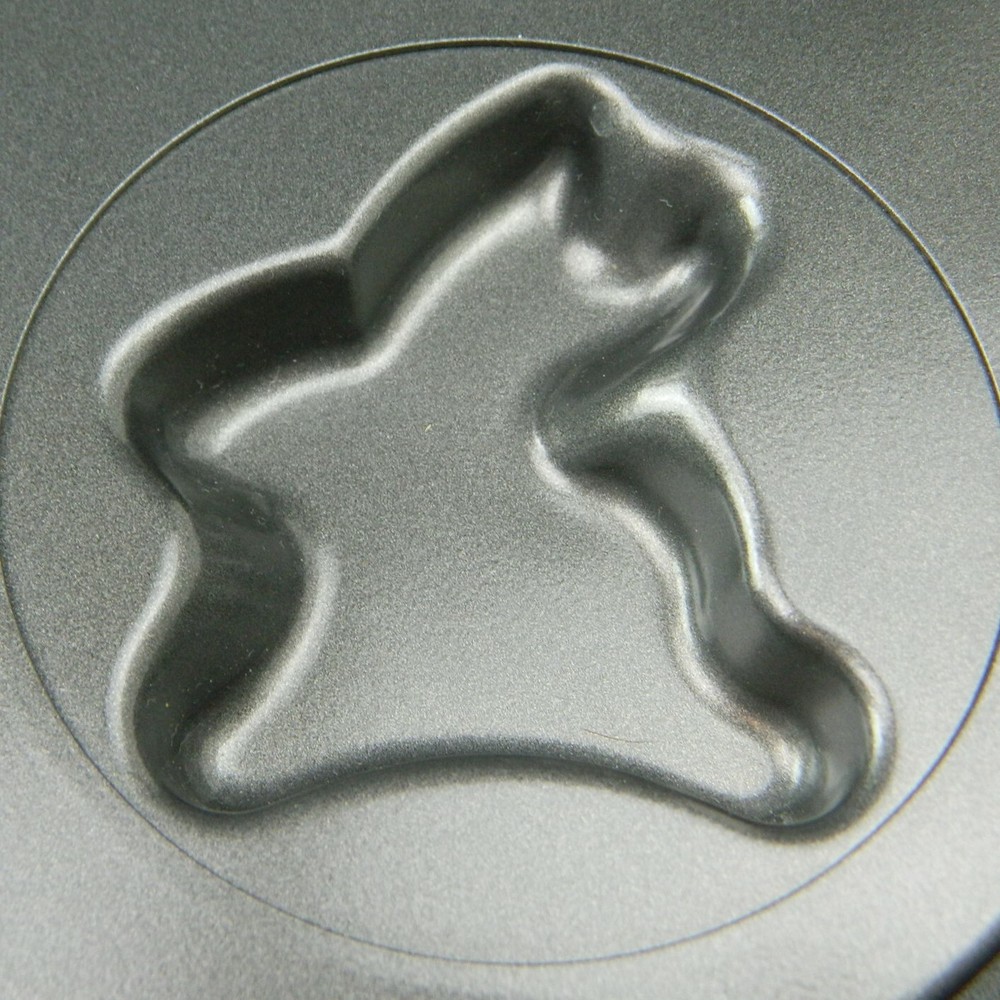 12 Bunny Cookie Sheet Pan Wilton Easter Rabbit Mold Non-stick surface