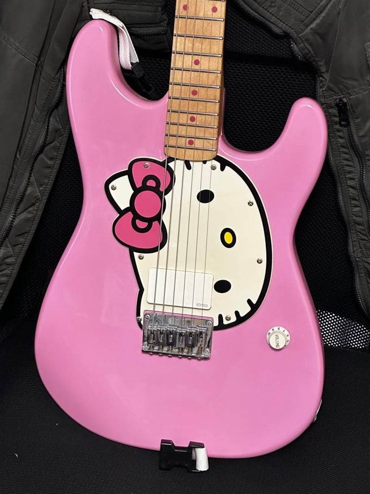 Squier Hello Kitty Electric Guitar Pink