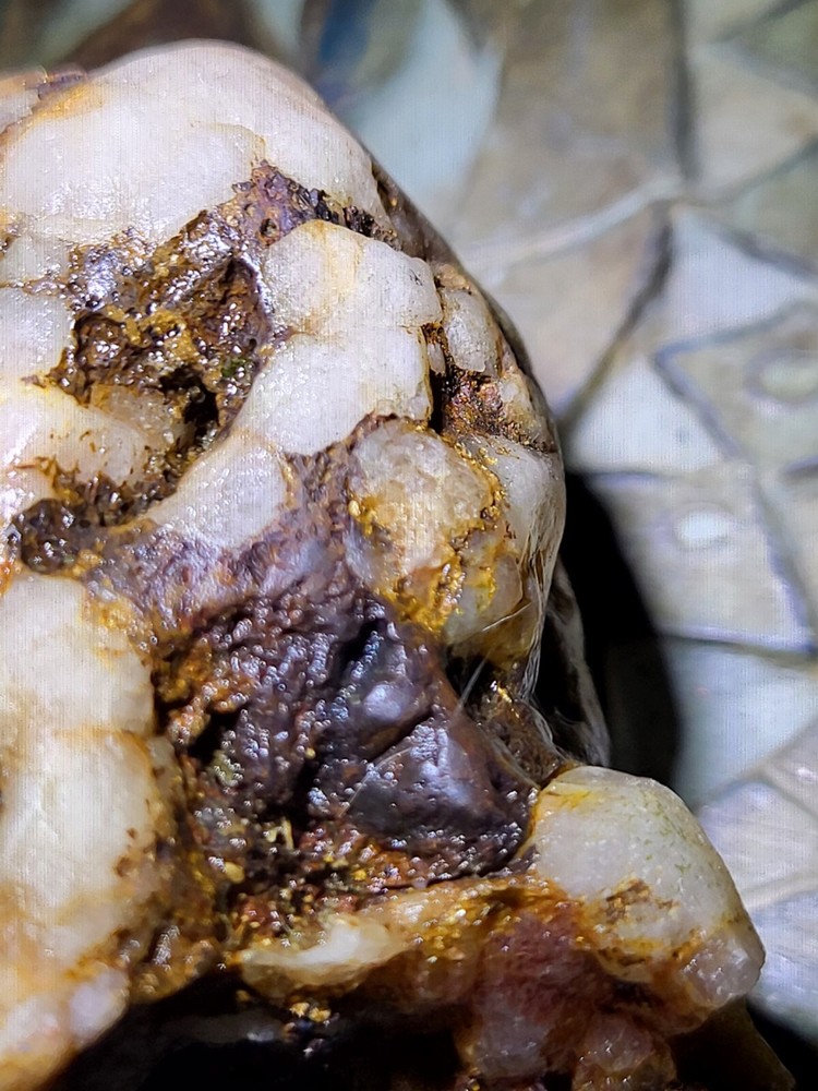 gold quartz specimen
