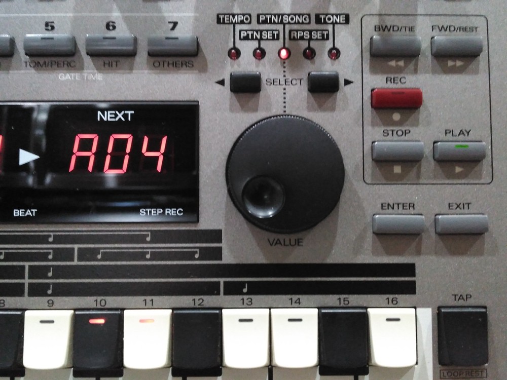 Roland MC-303 Groovebox Sample Drum Machine Synthesizer Mint condition