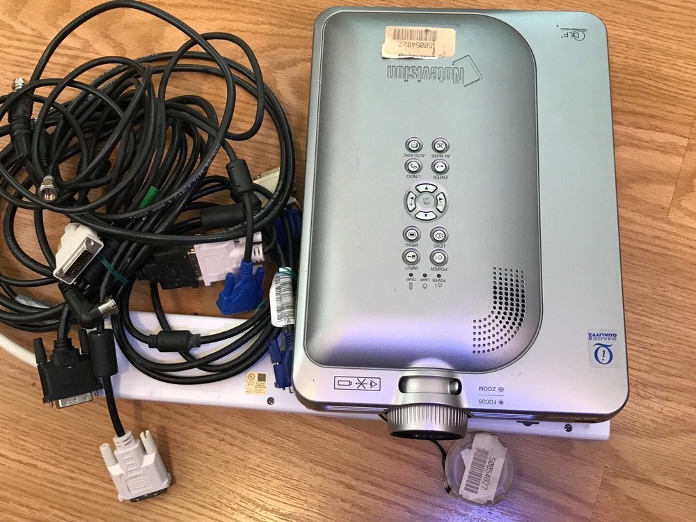 SHARP NOTEVISION M20X DIGITAL VIDEO PROJECTOR WITH REMOTE  Control