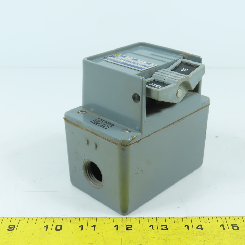 Square D BW208 FD 3-Position Spring Return Control Station Up/Down 600V