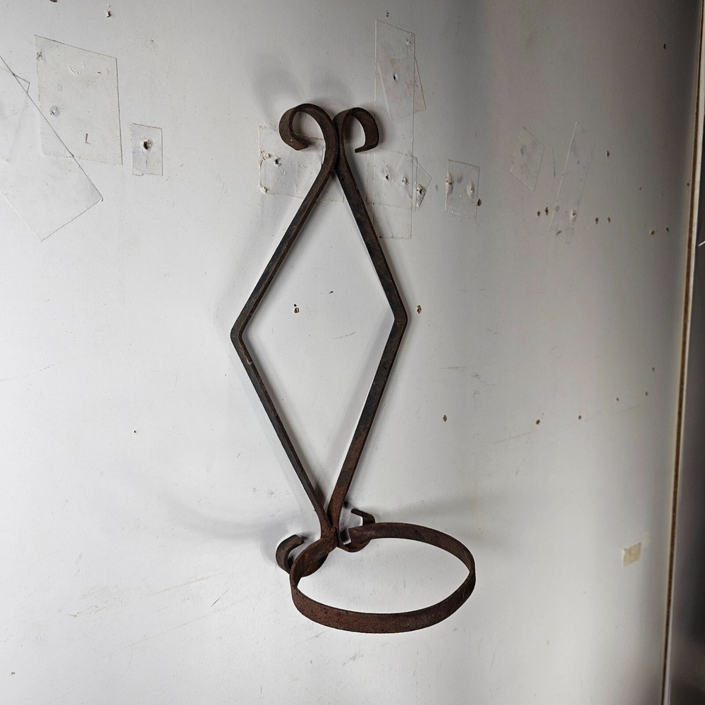 Single Pot Scroll Metal Wall Planter Rusty 14.5"H