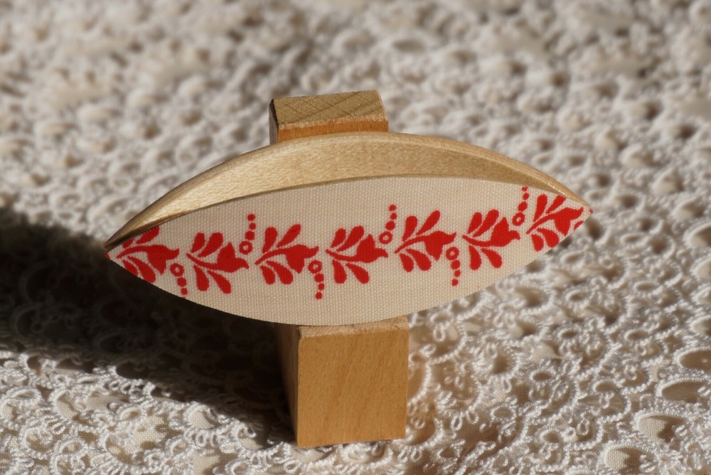 Tatting shuttle with with red Hungarian pattern 3"