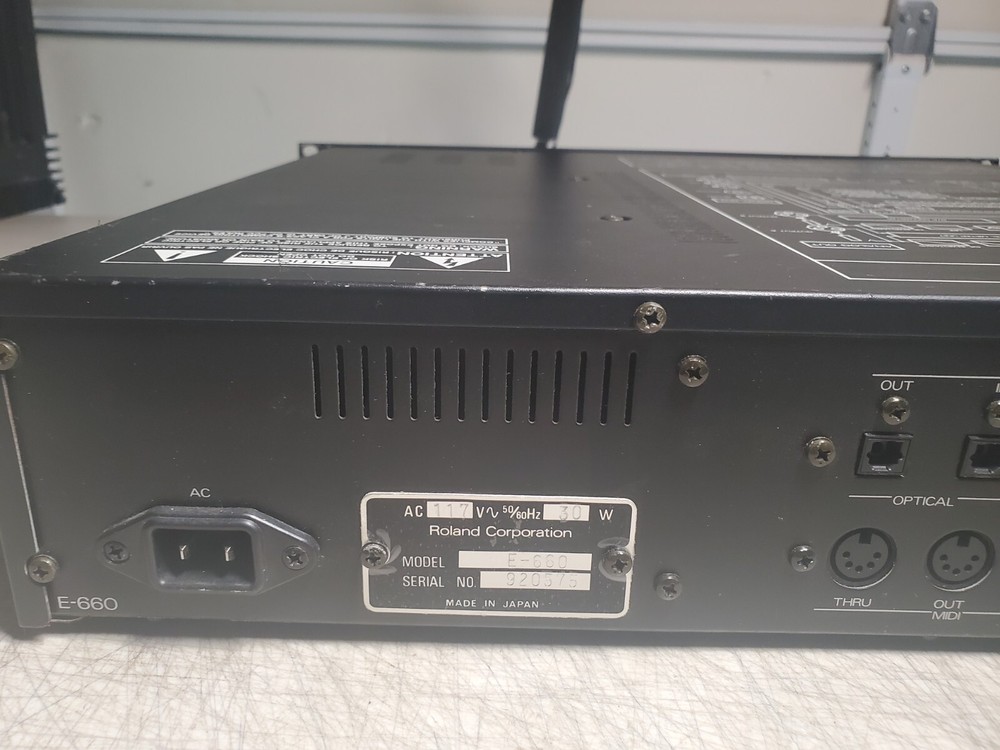 Roland E-660 Digital Parametric EQ Equalizer - Good Cosmetic