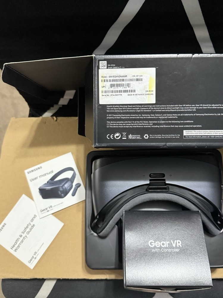 Samsung SMR324 Gear VR with Controller - Black