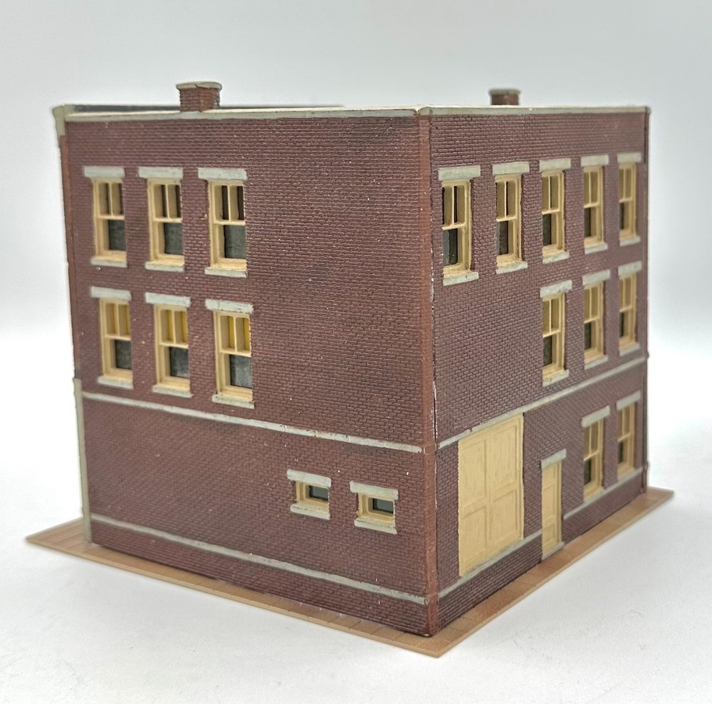 DPM HO Scale 2-Story Custom/Weathered Painted Fully Assembled. Lighted