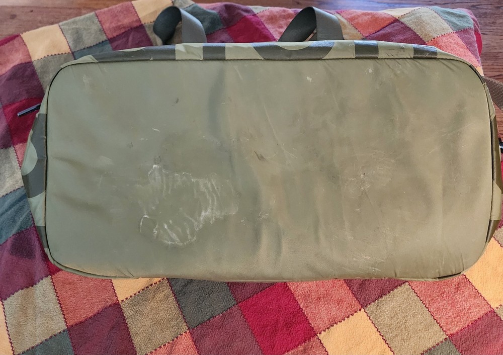 Lululemon Duffel Bag 29L Khaki Green Pre-Owned **NOTE