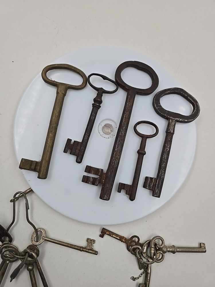 16 Skeleton Keys Various Styles And Sizes