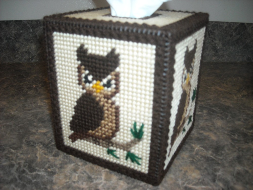ONE TISSUE BOX COVER - OWL - Plastic Canvas