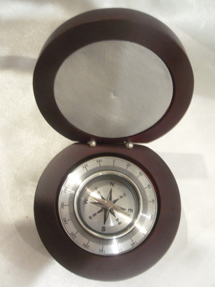 DESK TOP COMPASS IN WOOD