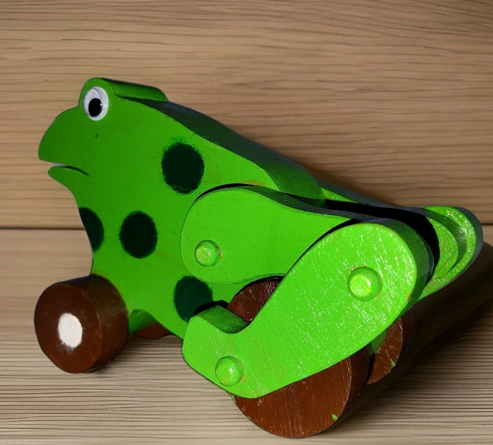Vintage Handmade Solid Wood Grn Spot Frog Pull Toy Moveable Legs Hand painted