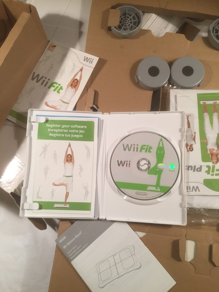 Wii FIT AND EXTRA SOFWARE - BOARD, FEET, ETC.