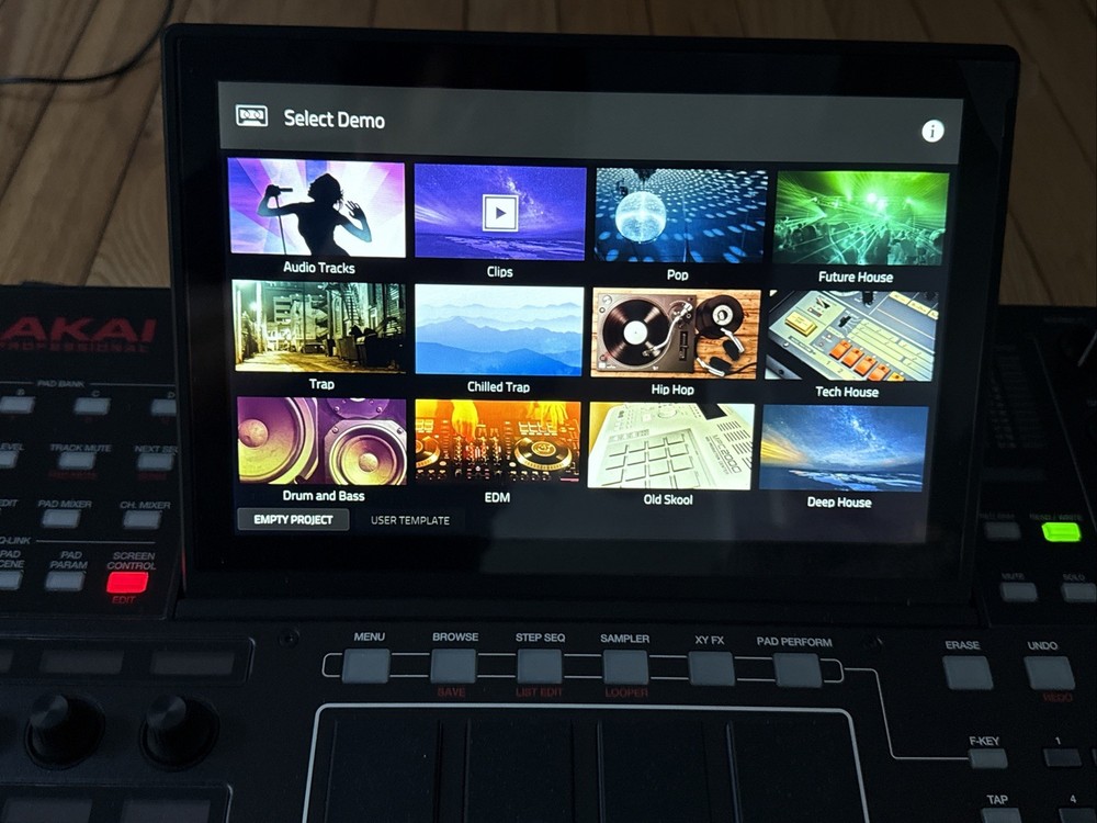 Akai Professional MPCX Standalone Sampler & Sequencer /Read