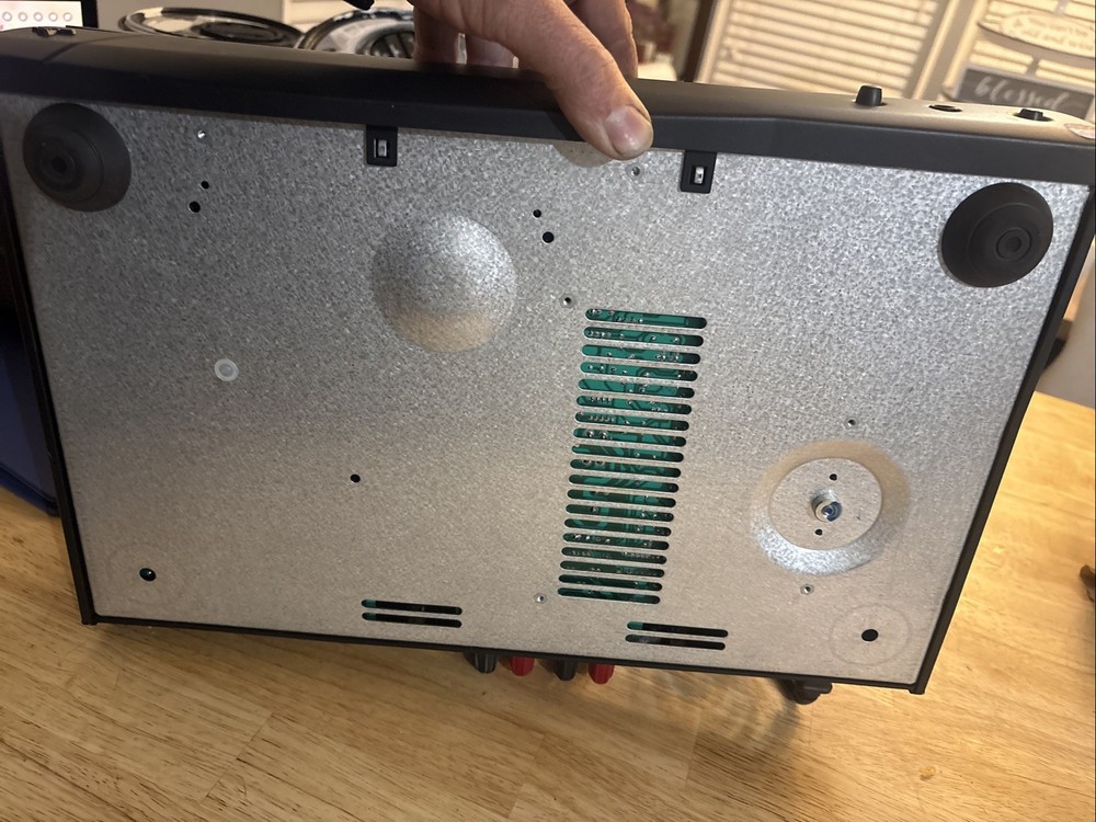 ARCAM ALPHA 8 POWER AMPLIFIER Powers On