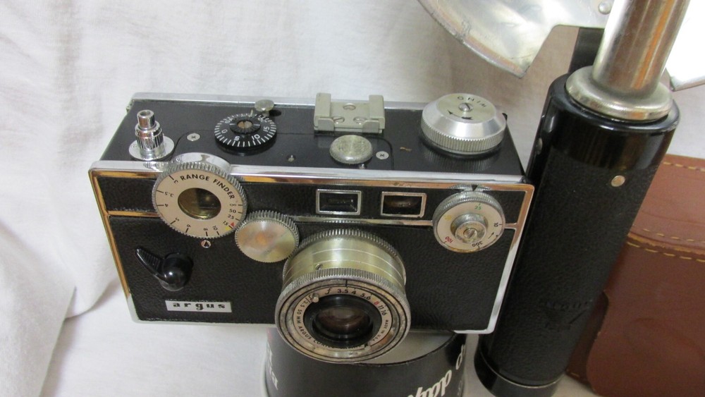 VINTAGE 1950s ARGUS C3 CAMERA w/ FLASH & BULB & CASE